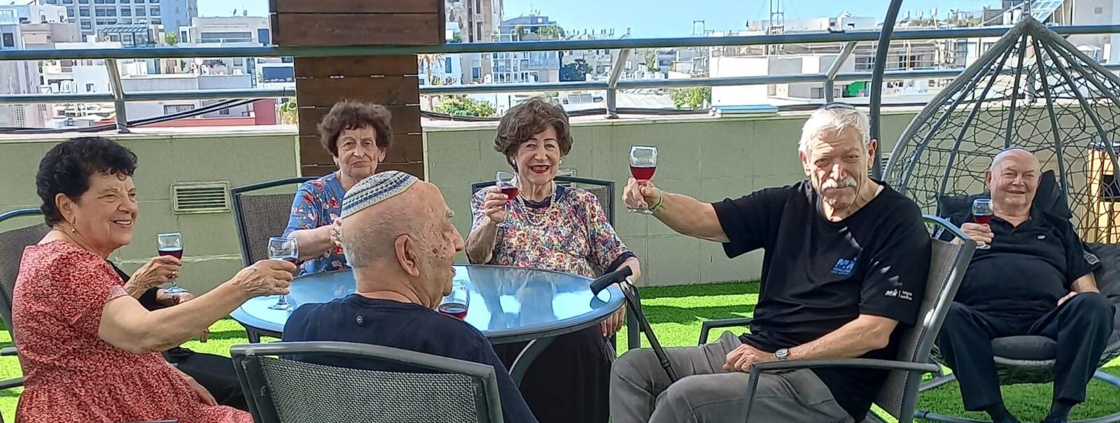 בית שלום - דיירים שותים לחיים